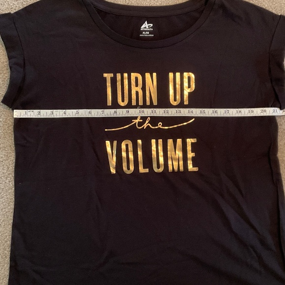 size XL, bust is up to 44 inches, turn up the volume shirt - Picture 4 of 8